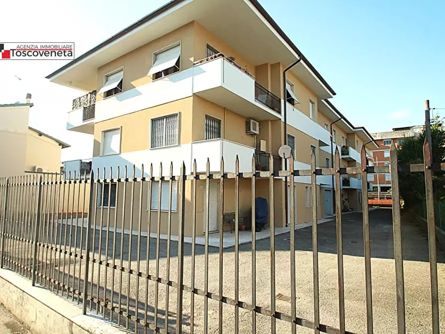 Immagine 1 di Magazzino in vendita  a Lucca