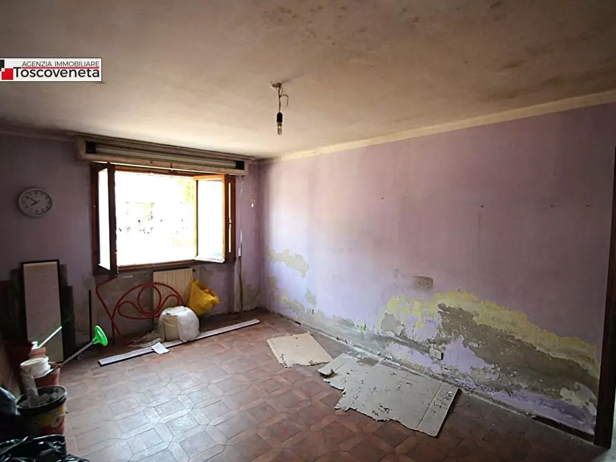 Immagine 12 di Magazzino in vendita  a Lucca