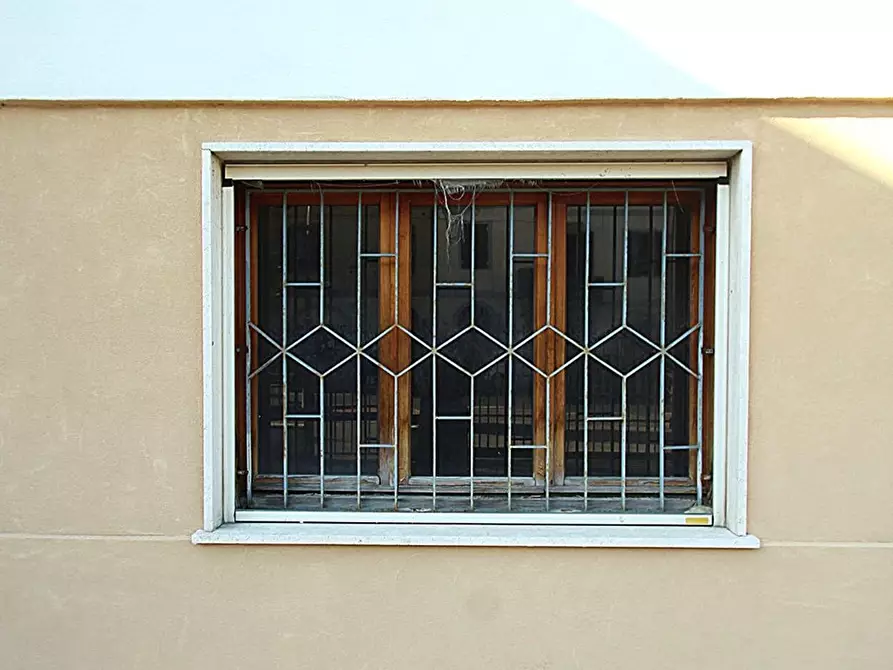 Immagine 17 di Magazzino in vendita  a Lucca