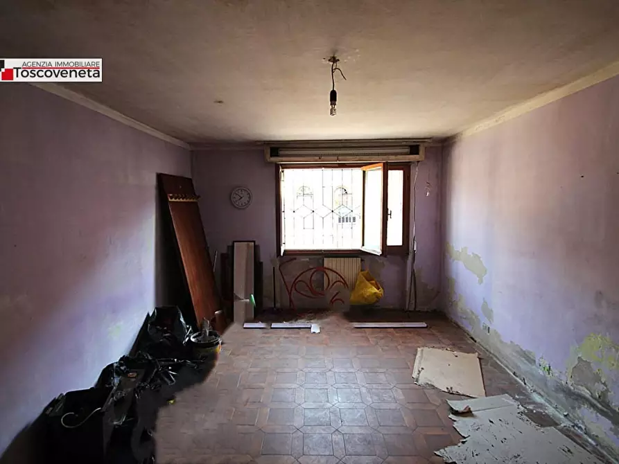 Immagine 8 di Magazzino in vendita  a Lucca