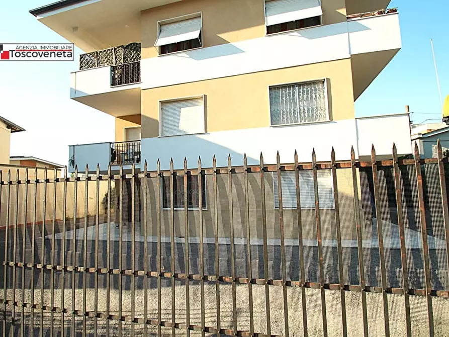 Immagine 20 di Magazzino in vendita  a Lucca