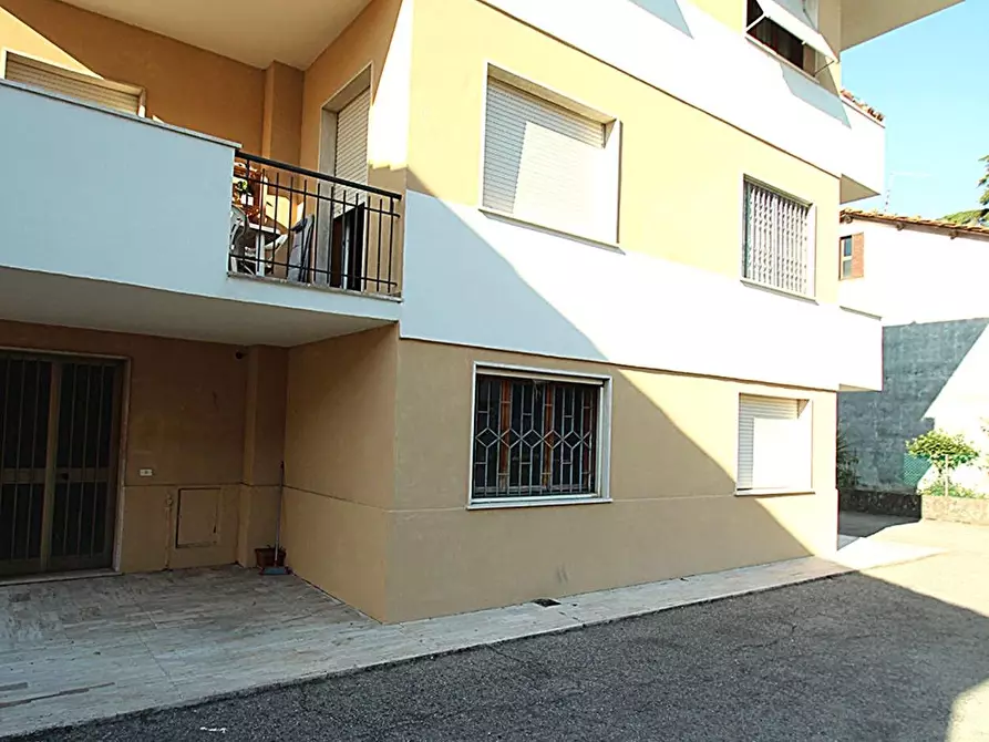 Immagine 19 di Magazzino in vendita  a Lucca