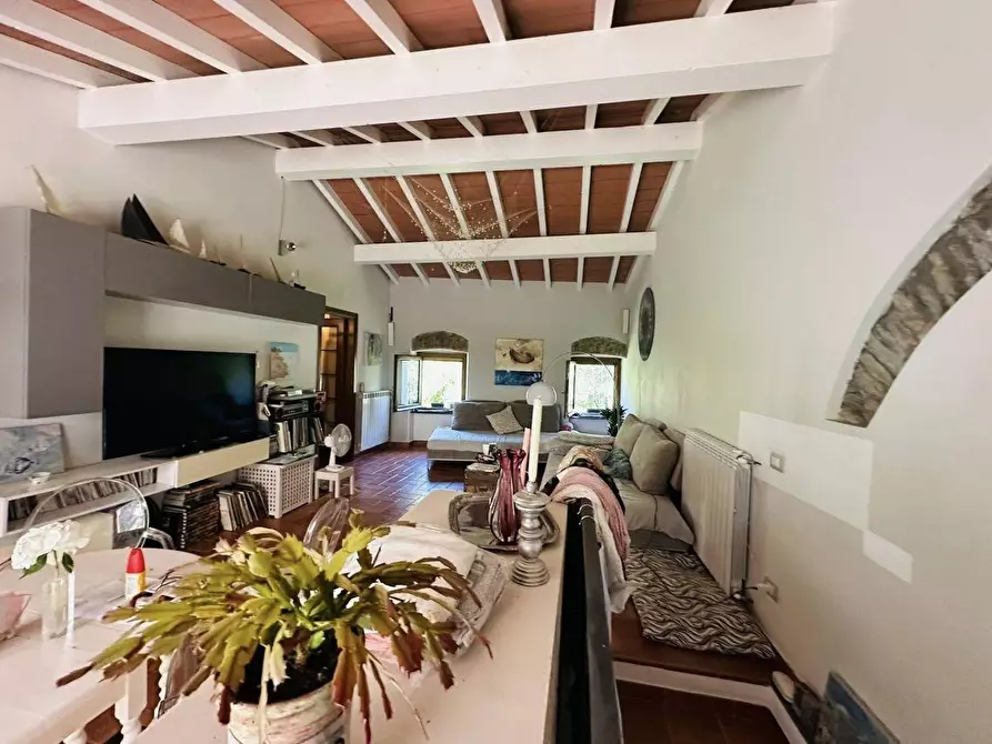 Immagine 1 di Porzione di casa in vendita  a Ameglia