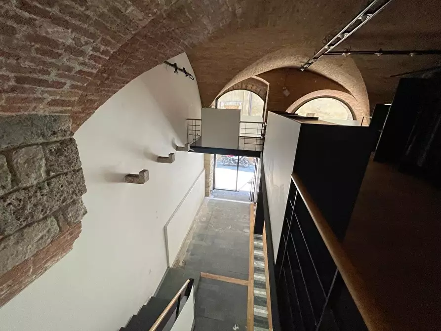 Immagine 16 di Negozio in affitto  a Siena