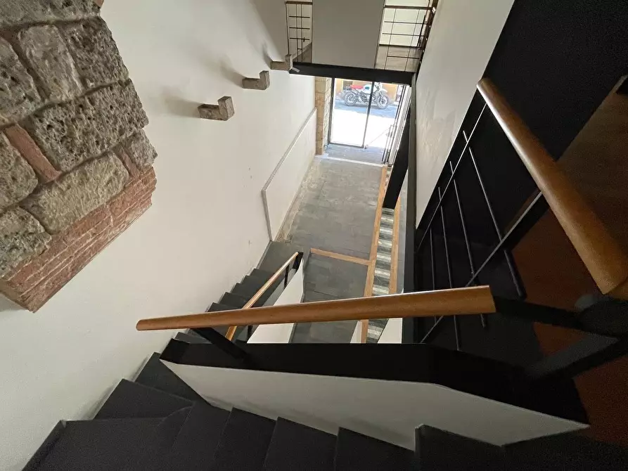Immagine 17 di Negozio in affitto  a Siena