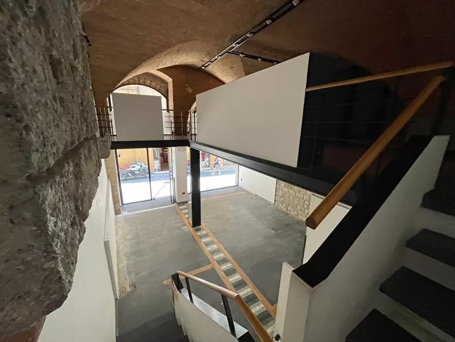 Immagine 18 di Negozio in affitto  a Siena