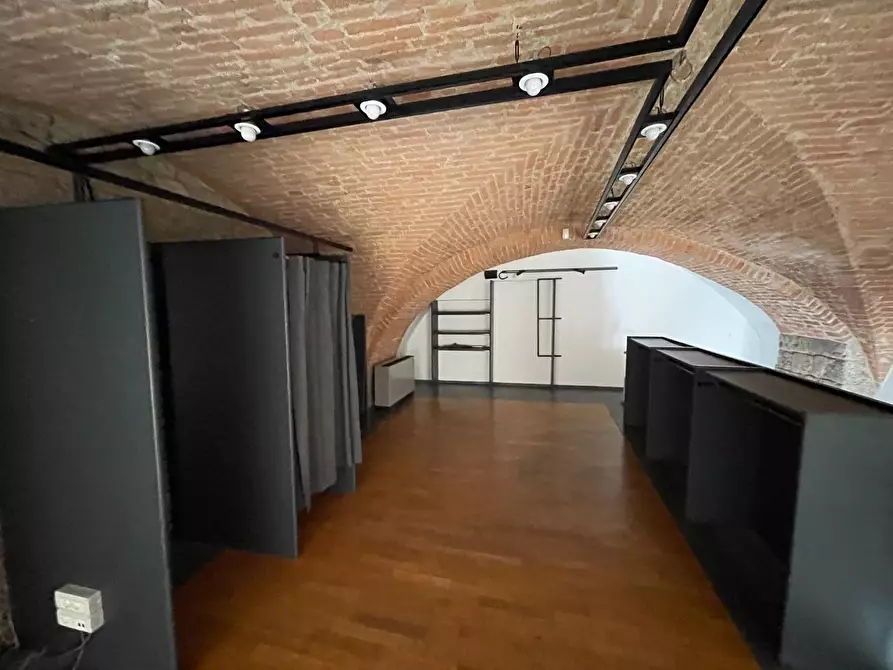 Immagine 10 di Negozio in affitto  a Siena