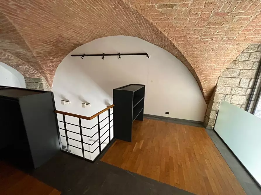 Immagine 12 di Negozio in affitto  a Siena