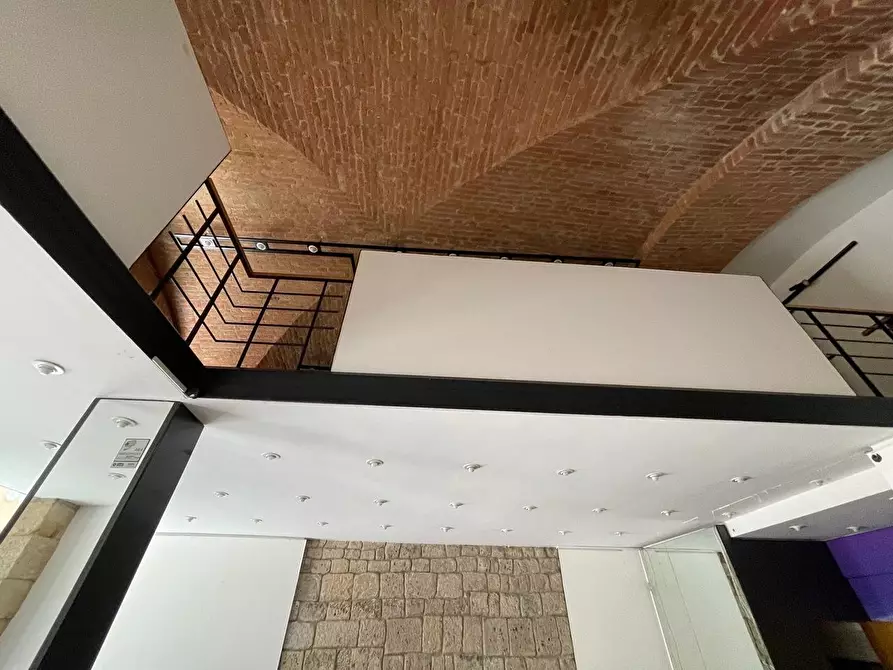Immagine 5 di Negozio in affitto  a Siena