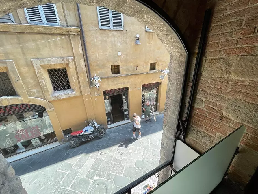 Immagine 13 di Negozio in affitto  a Siena