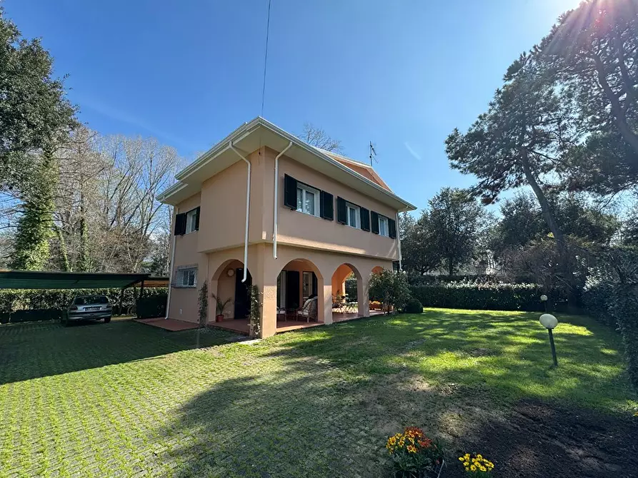 Immagine 4 di Villa in vendita  a Massa