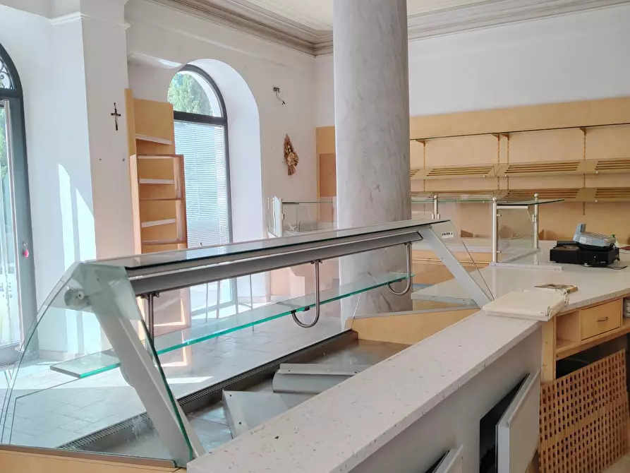 Immagine 2 di Locale commerciale in affitto  a Carrara