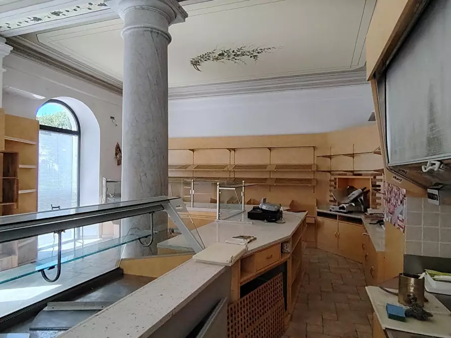 Immagine 5 di Locale commerciale in affitto  a Carrara