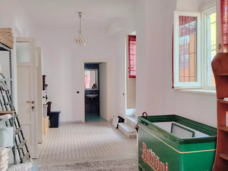 Immagine 6 di Locale commerciale in affitto  a Carrara