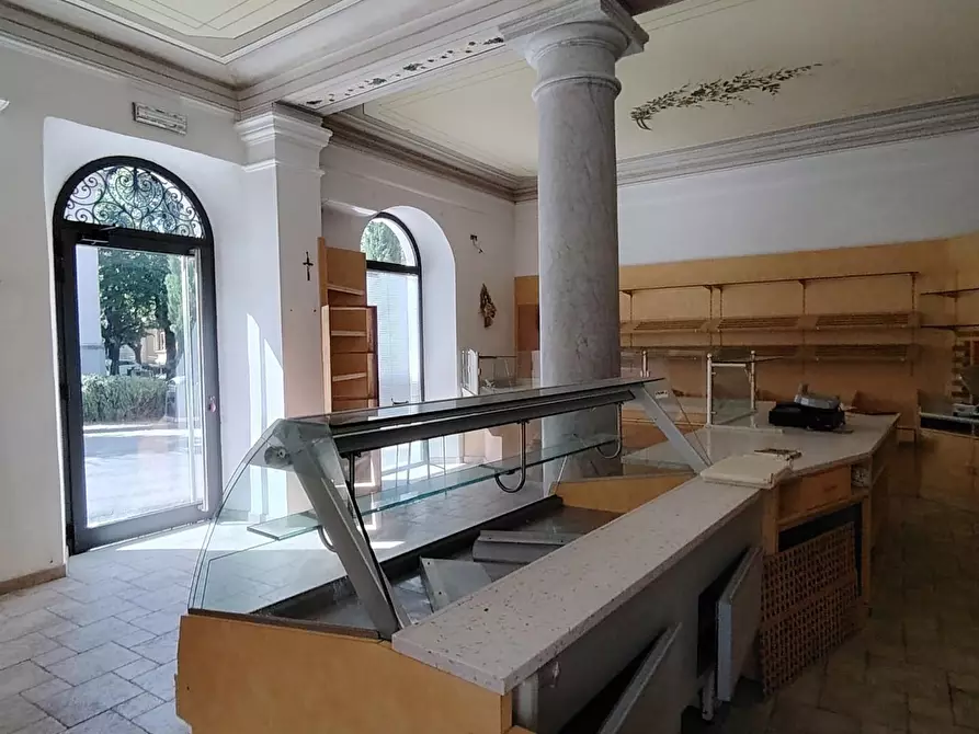 Immagine 1 di Locale commerciale in affitto  a Carrara