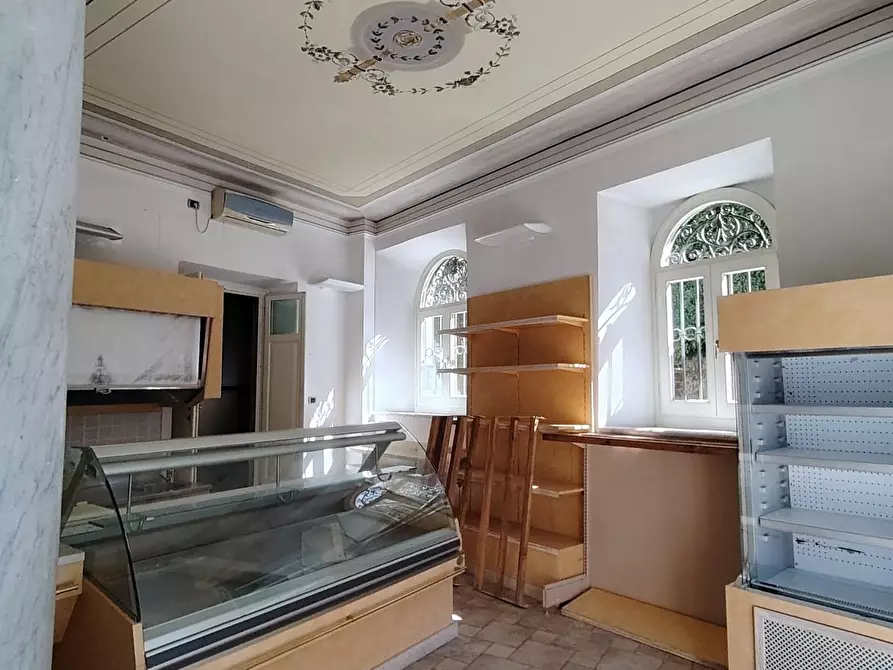 Immagine 4 di Locale commerciale in affitto  a Carrara