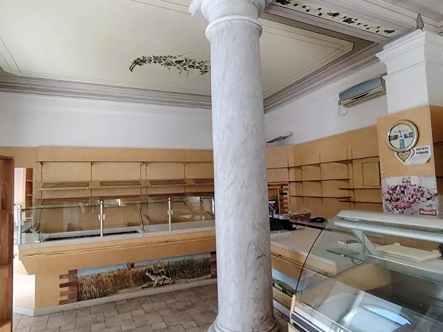 Immagine 3 di Locale commerciale in affitto  a Carrara