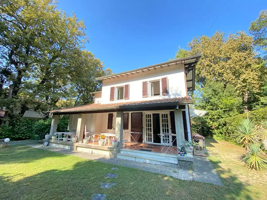 Immagine 2 di Villa in vendita  a Massa
