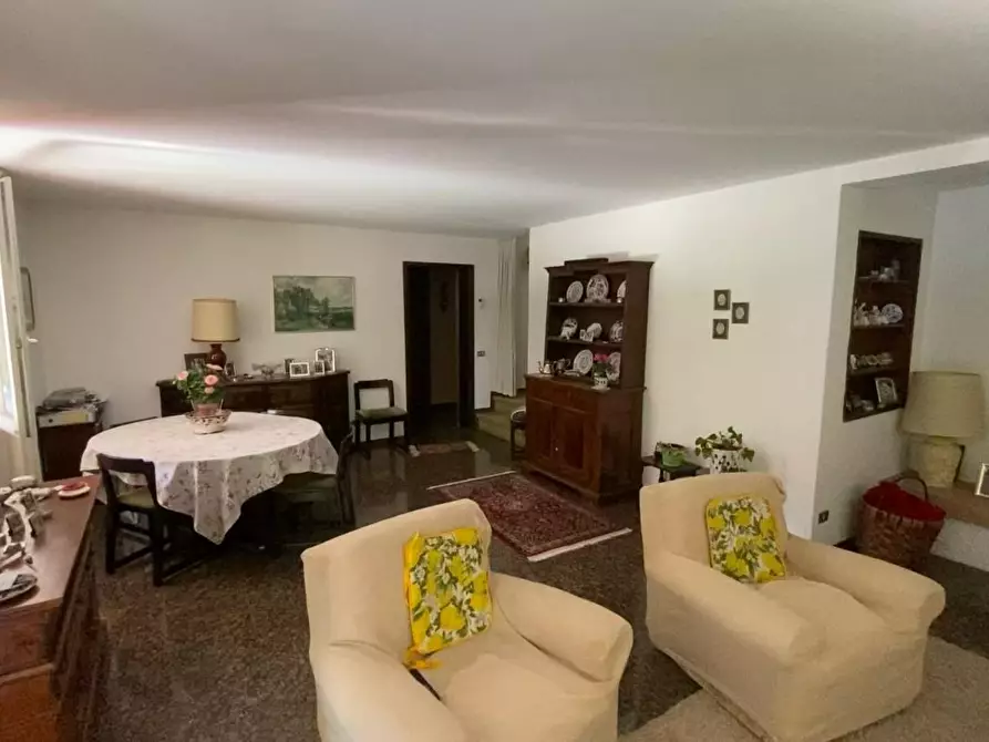 Immagine 17 di Villa in vendita  a Massa