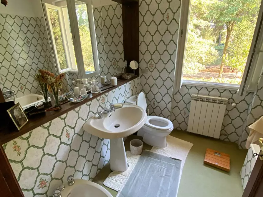 Immagine 11 di Villa in vendita  a Massa