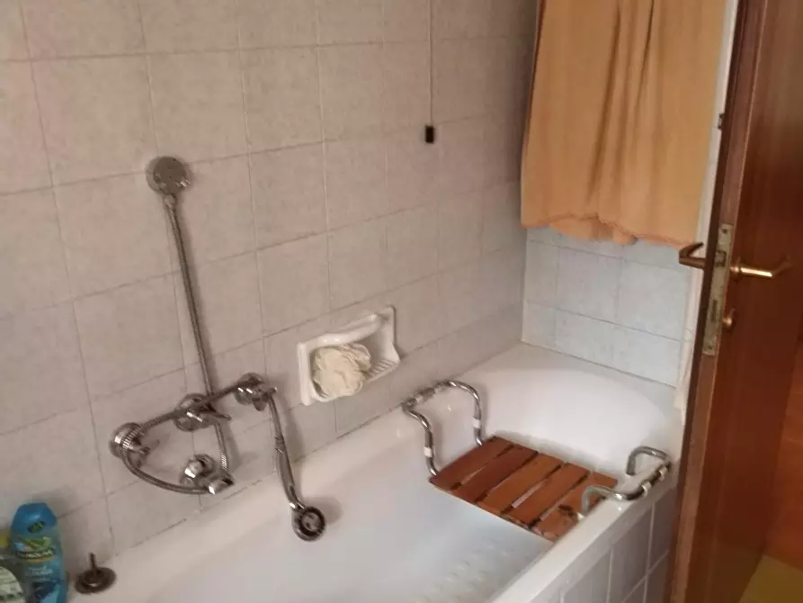 Immagine 11 di Appartamento in vendita  a Carrara