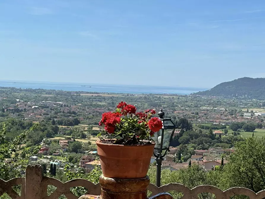 Immagine 2 di Villa in vendita  a Fosdinovo