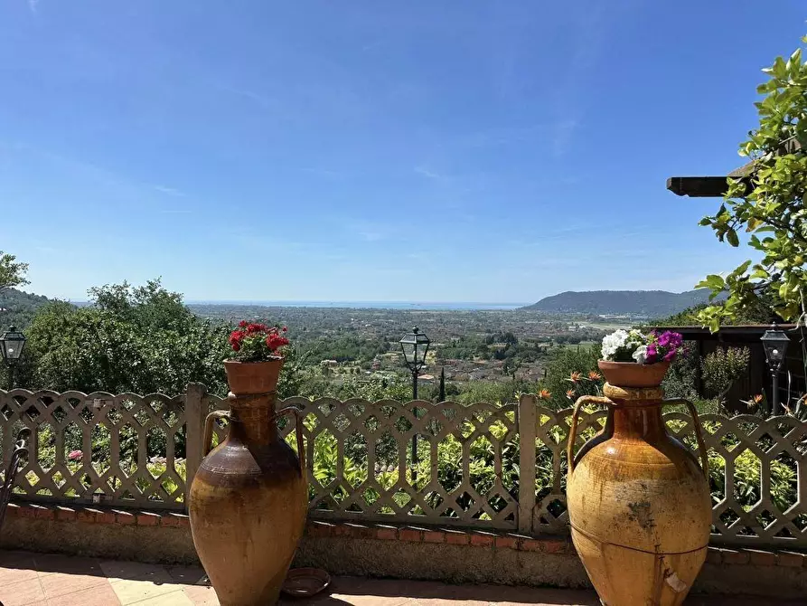 Immagine 11 di Villa in vendita  a Fosdinovo