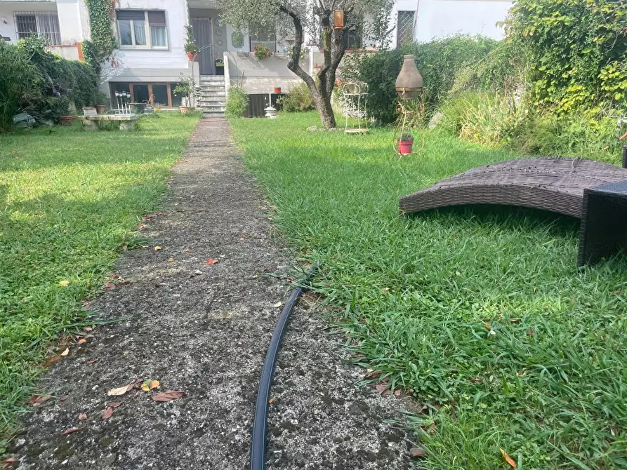 Immagine 10 di Villetta a schiera in vendita  a Carrara