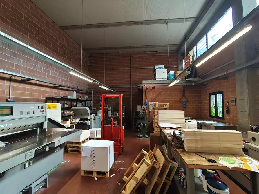 Immagine 5 di Attività artigianale in vendita  a Lucca