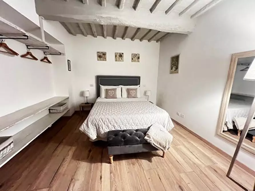 Immagine 11 di Appartamento in vendita  a Siena