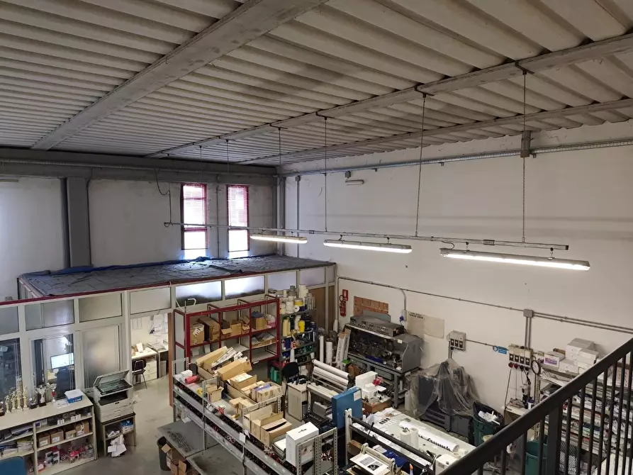 Immagine 4 di Capannone industriale in vendita  a Lucca