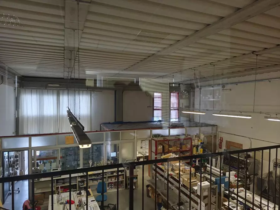 Immagine 2 di Capannone industriale in vendita  a Lucca