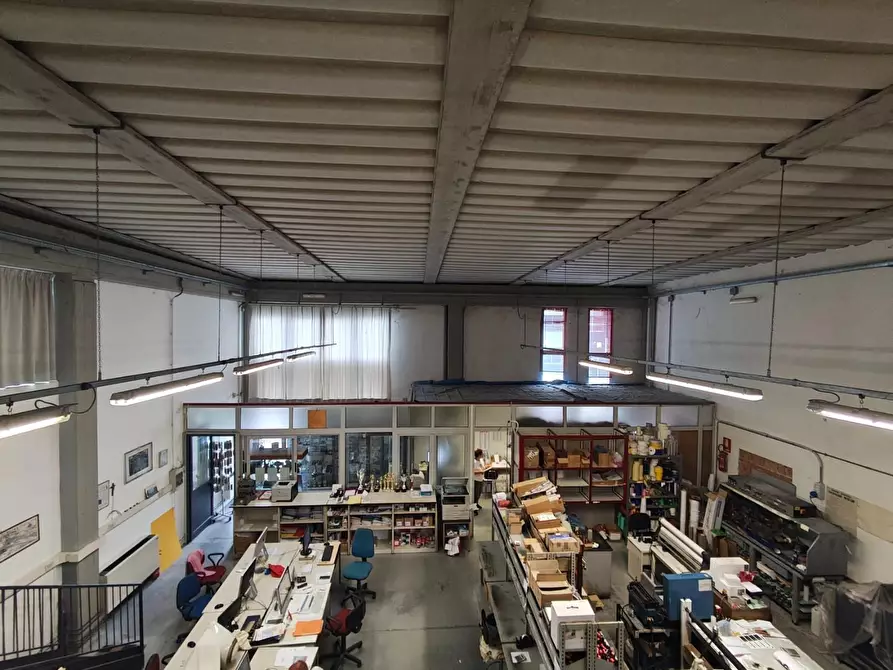 Immagine 1 di Capannone industriale in vendita  a Lucca