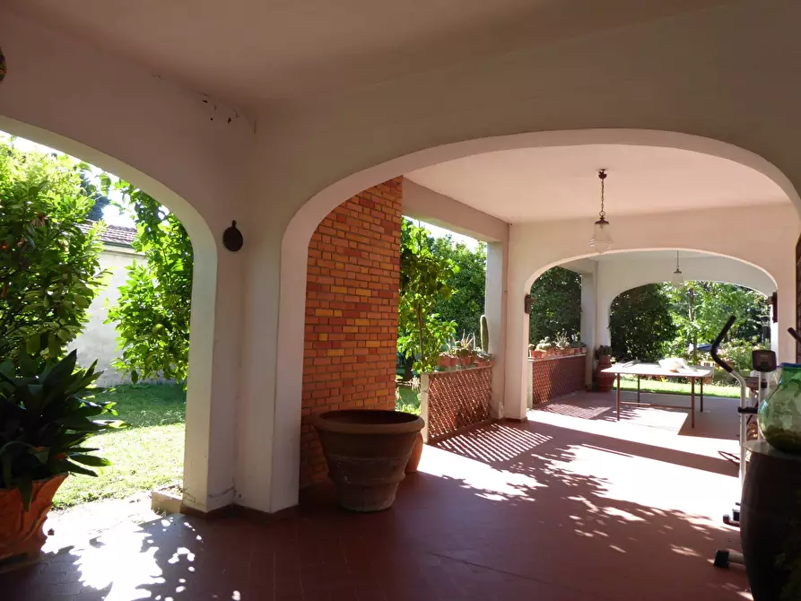 Immagine 2 di Villa in vendita  a Vecchiano