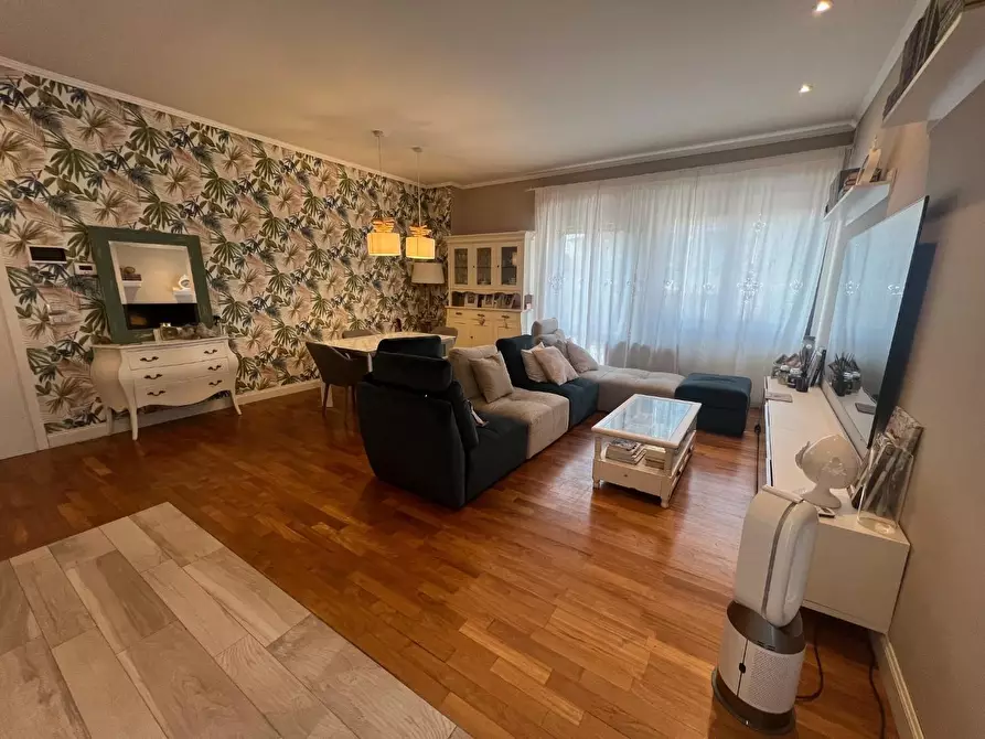 Immagine 1 di Appartamento in vendita  a Camaiore