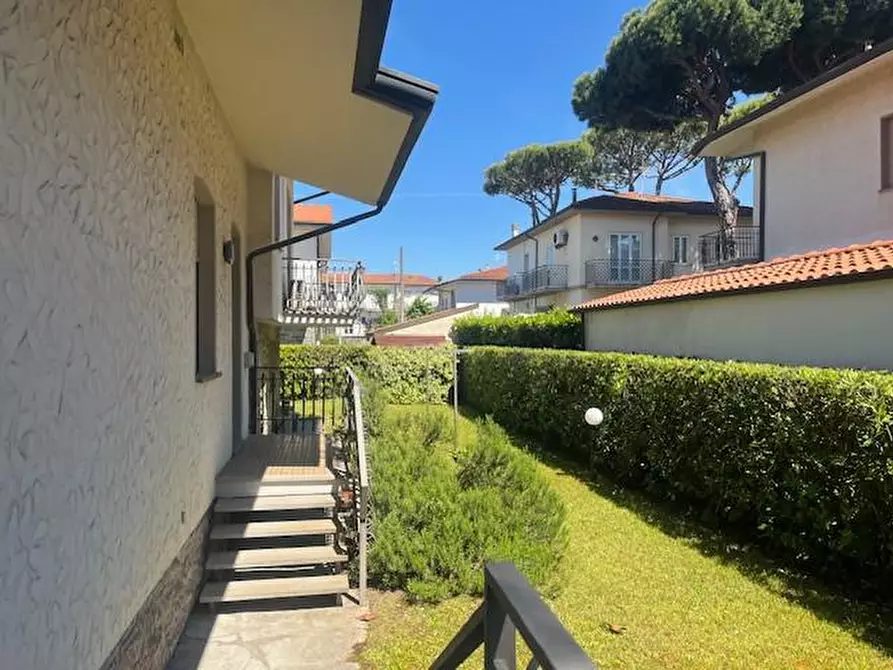 Immagine 25 di Villa in vendita  a Camaiore