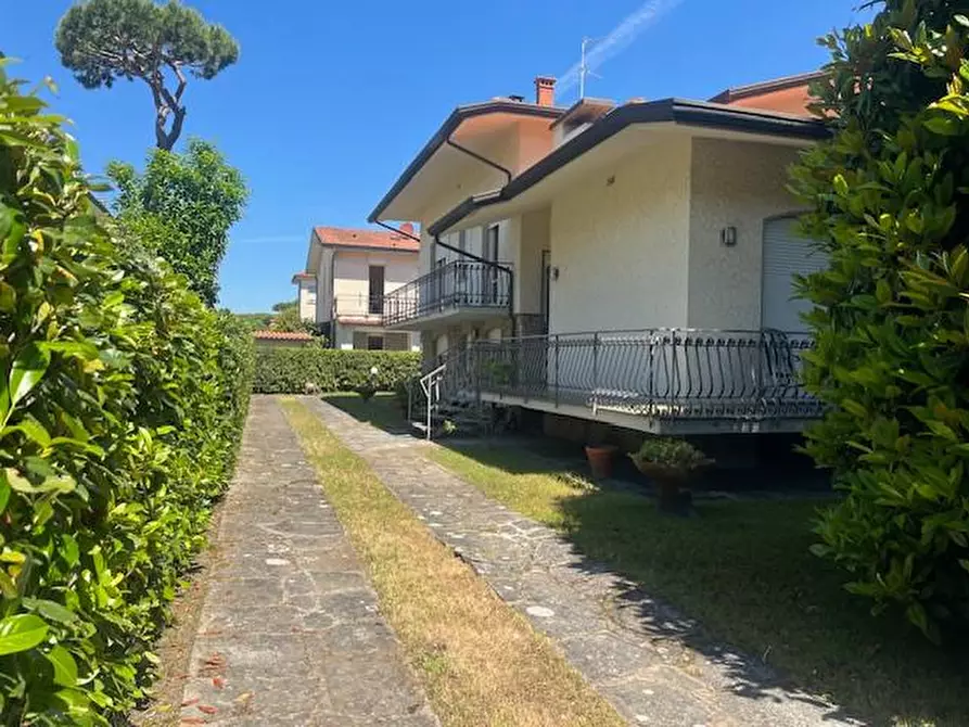 Immagine 66 di Villa in vendita  a Camaiore