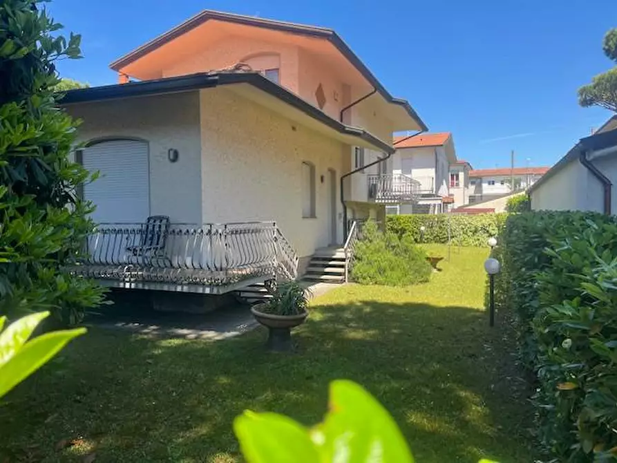 Immagine 64 di Villa in vendita  a Camaiore