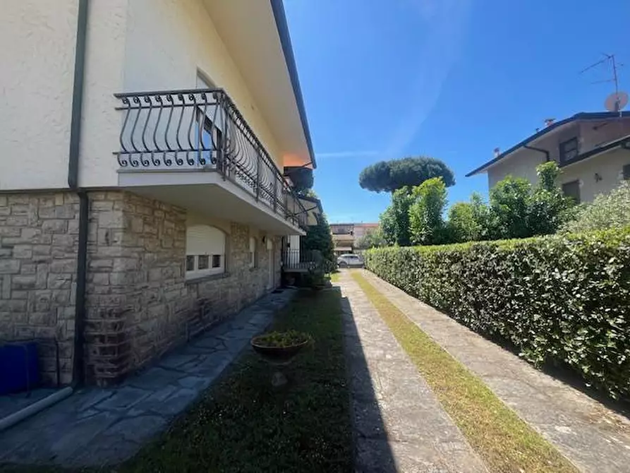 Immagine 58 di Villa in vendita  a Camaiore