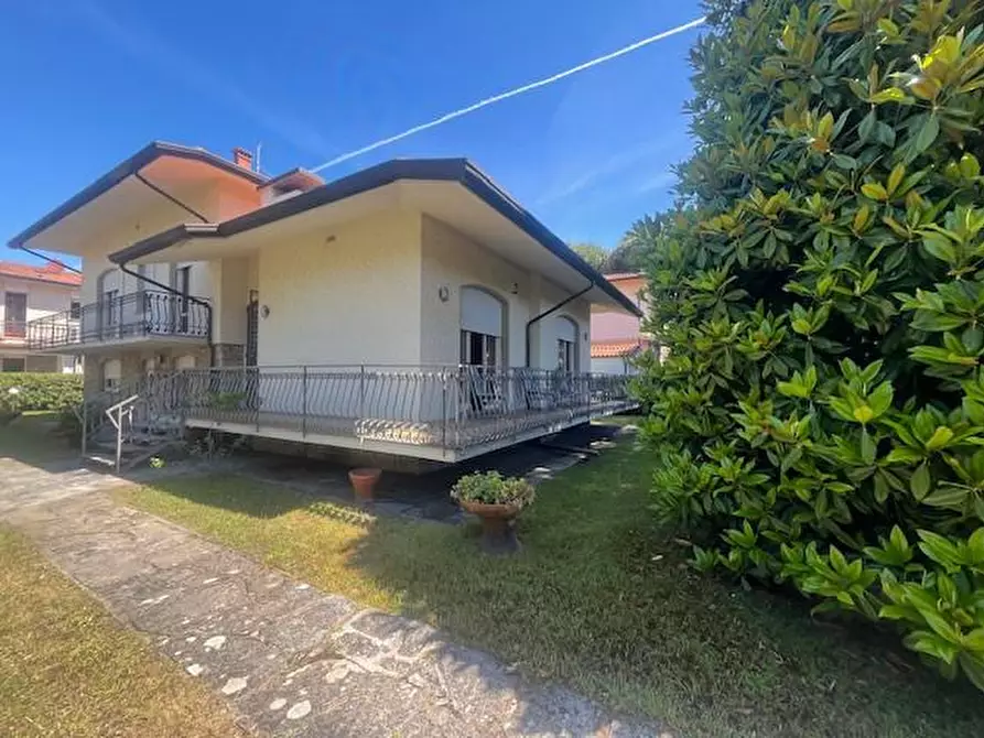 Immagine 60 di Villa in vendita  a Camaiore