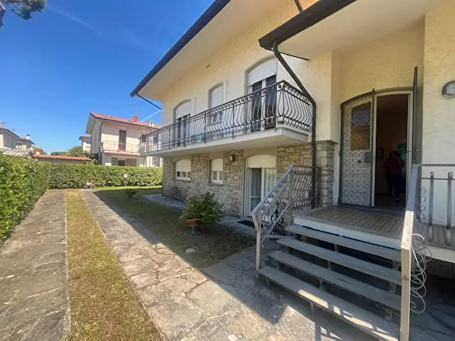 Immagine 59 di Villa in vendita  a Camaiore