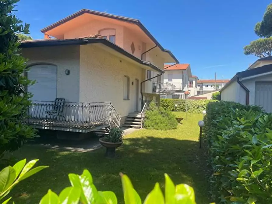 Immagine 63 di Villa in vendita  a Camaiore