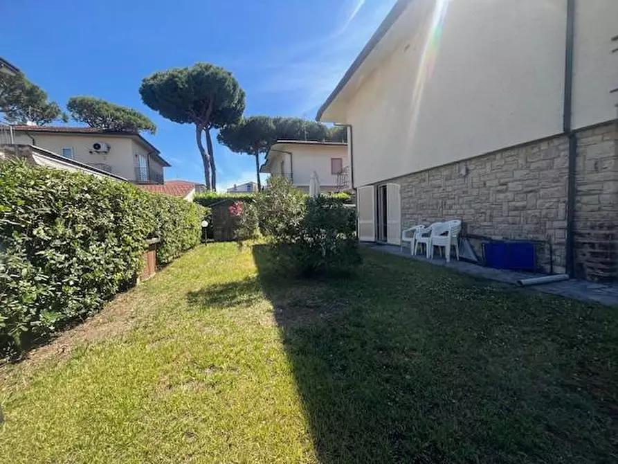 Immagine 34 di Villa in vendita  a Camaiore