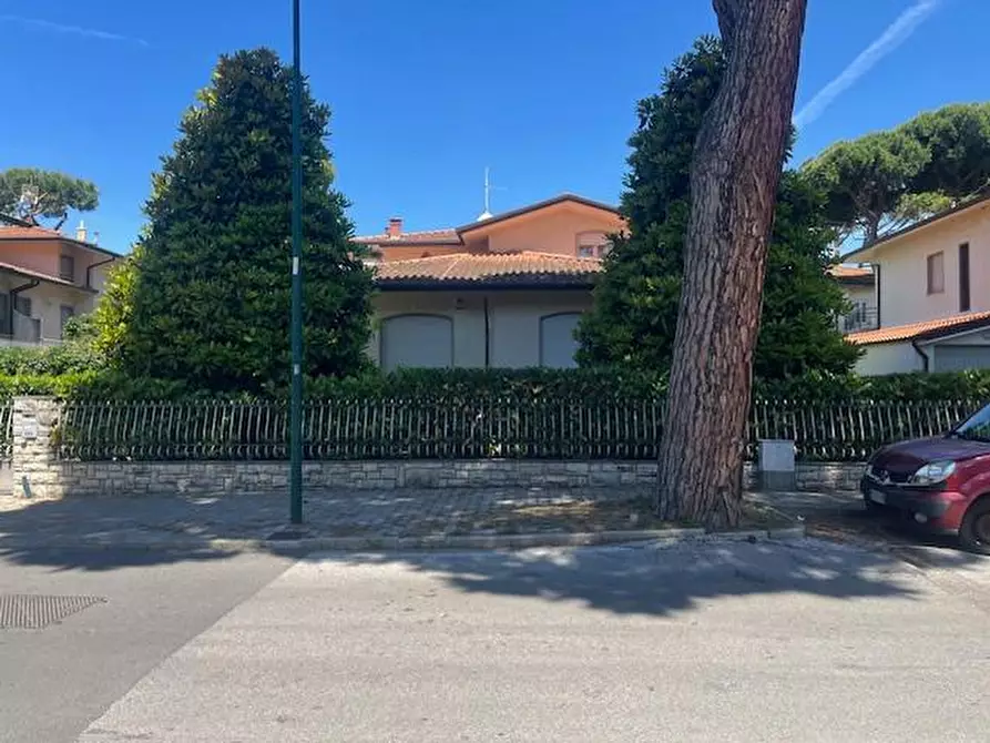 Immagine 65 di Villa in vendita  a Camaiore