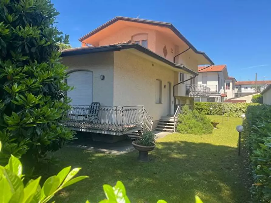 Immagine 62 di Villa in vendita  a Camaiore