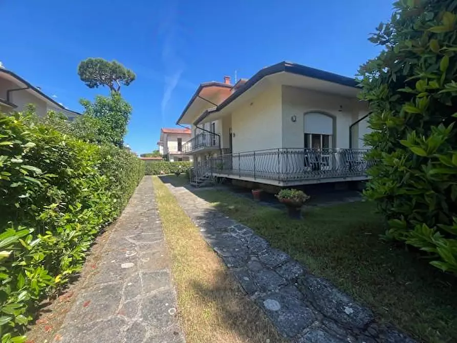 Immagine 33 di Villa in vendita  a Camaiore