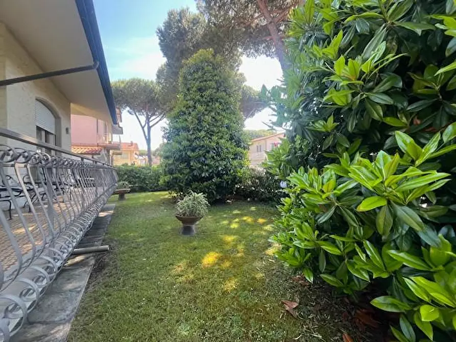Immagine 28 di Villa in vendita  a Camaiore