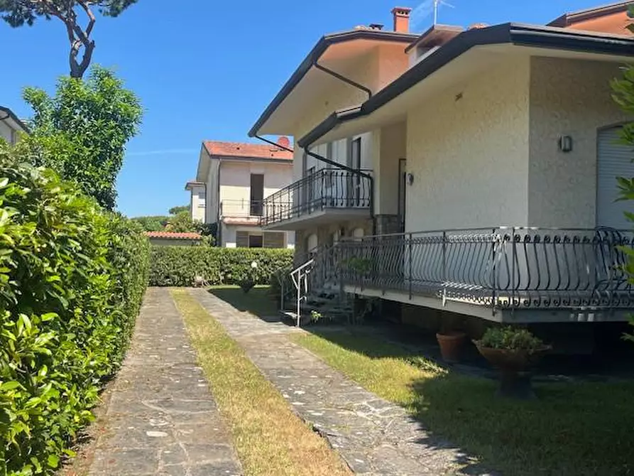 Immagine 67 di Villa in vendita  a Camaiore