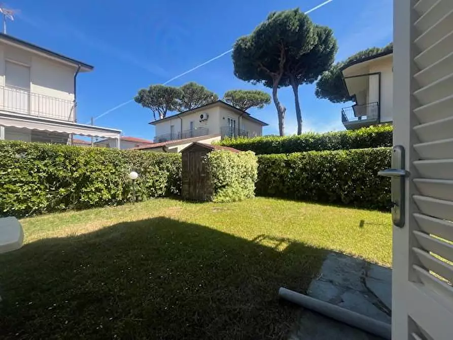 Immagine 57 di Villa in vendita  a Camaiore