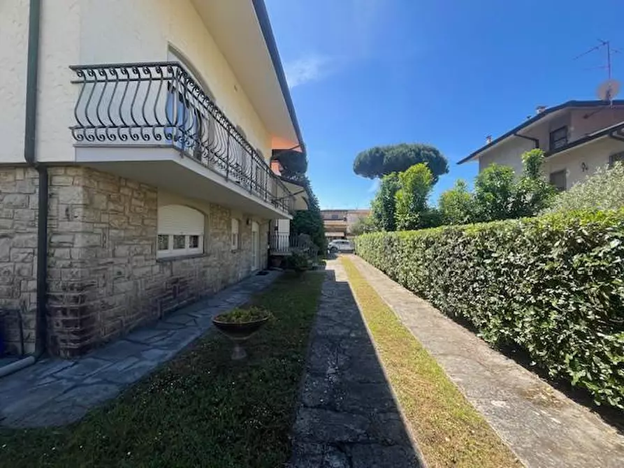 Immagine 29 di Villa in vendita  a Camaiore